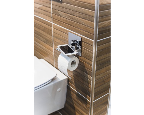 Badrum med toalettpappershållare och mobiltelefonhållare