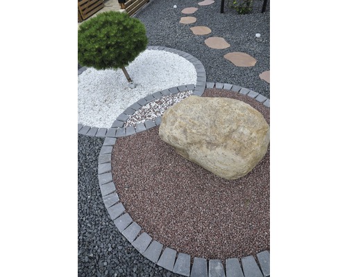 Anlagd trädgård med träd, sten och grus