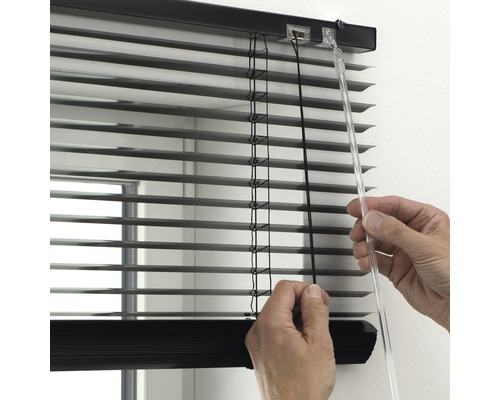 Närbild av en svart persienn med kontroller