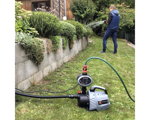 Trädgårdsbevattning med vattenverk i trädgården