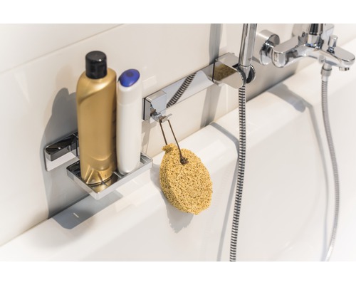 Badrum med badkarsarmatur, hylla för schampo och badsvamp