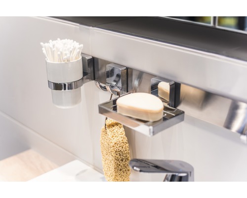 Badrumsutrustning med behållare för bomullspinnar, tvålkopp, tvål och badsvamp