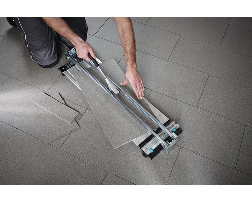 Kakelskärare används för att skära en platta