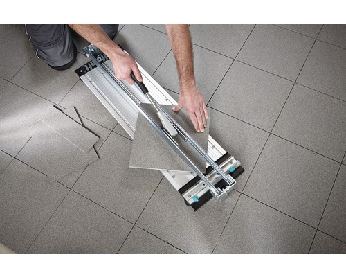 Kakelskärare används för att skära en kakelplatta