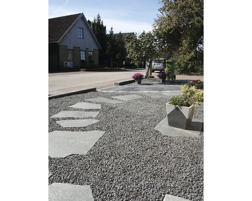 Utomhusområde med grusgång och oregelbundna trampstenar