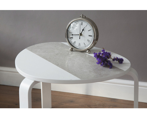 Runt sidobord med klocka och dekoration