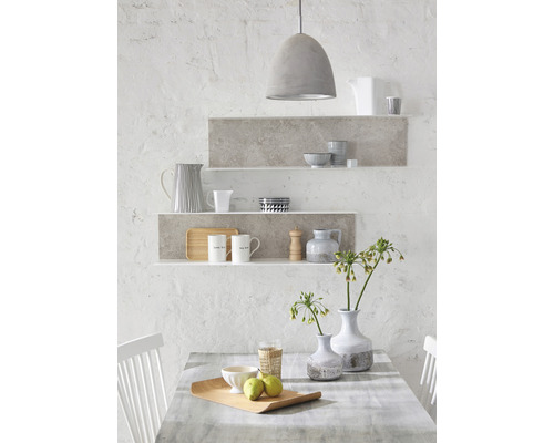 Ljust kök med hyllor, porslin och bord