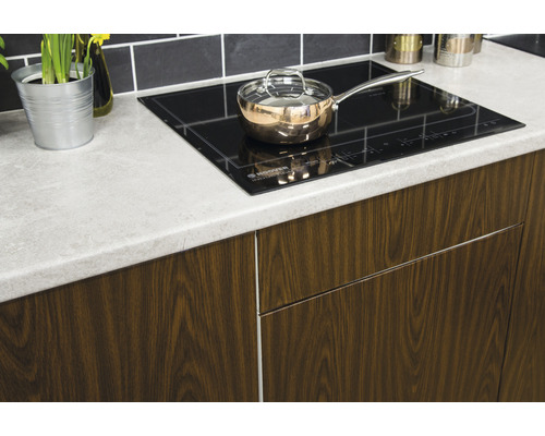 Köksscen med bänkskiva, induktionshäll och kastrull