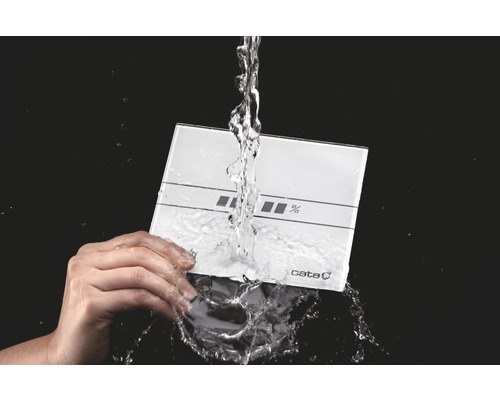 Vattentät köksvåg med procentvisning hälls med vatten.