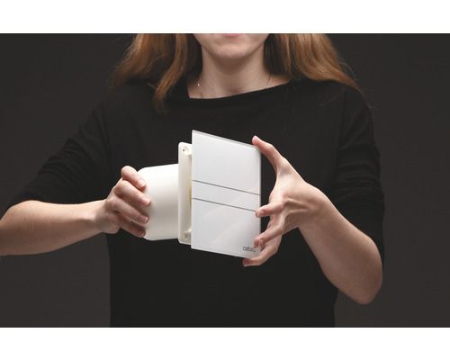 Kvinna håller i en badrumsfläkt.