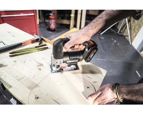 Batteridriven sticksåg används för att skära trä