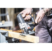 Batteridriven sticksåg som sågar en träbit
