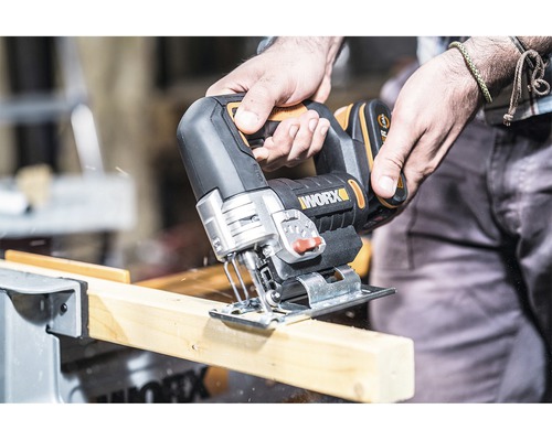 Batteridriven sticksåg som sågar en träbit