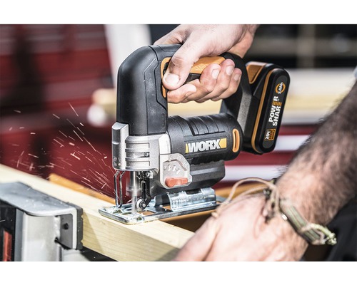 Batteridriven sticksåg som sågar trä med spån