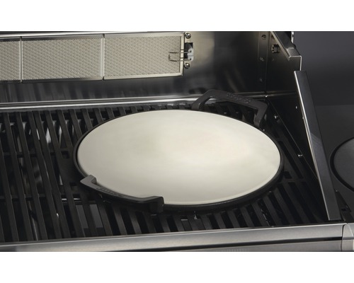 Pizza ugns tillbehör på ett grillgaller