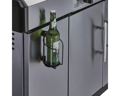 Flaskhållare i metall fäst på grillen med ölflaska