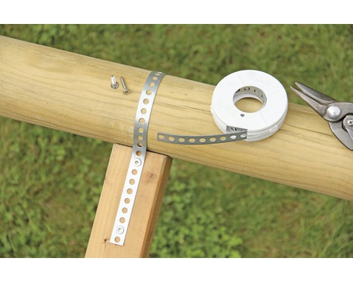 Perforerad bandrulle med skruvar och plåtsax på trästolpe