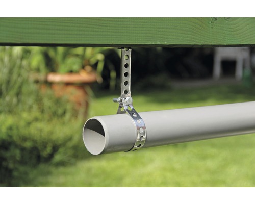 Avloppsrör med rörfäste av metall under träbjälkar