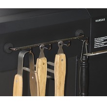 Grillverktyg hängande på en Kansas grill