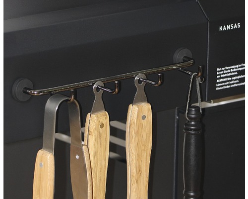 Grillverktyg hängande på en Kansas grill