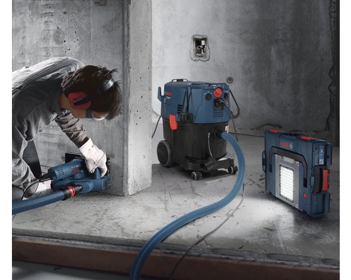 Användningsscen med spårfräs, industridammsugare och sladdlös byggarbetsplatsstrålkastare på en byggarbetsplats