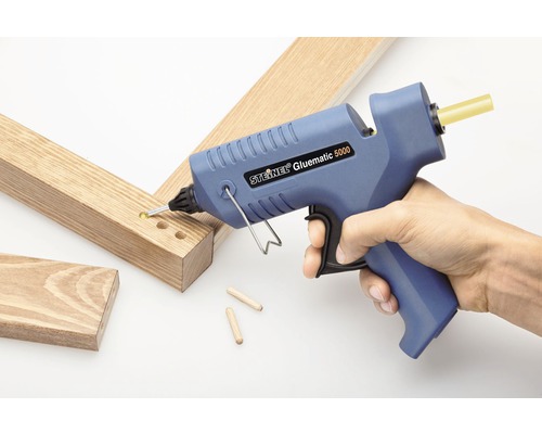 Steinel Gluematic 5000 limpistol i bruk med träbitar och pluggar