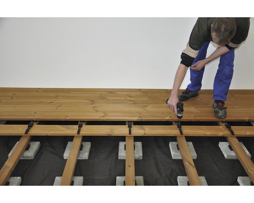 Läggning av en träterrass med fästklämmor