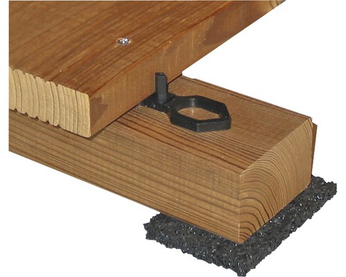 Detaljvy av en terrassunderkonstruktion med distans och byggskyddsmatta