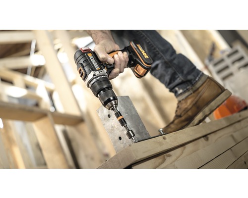 Hantverkare använder en Worx sladdlös skruvdragare på en byggarbetsplats