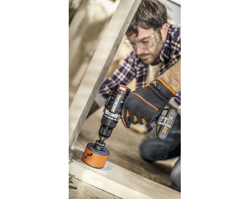 Man borrar ett hål i en träram med en sladdlös skruvdragare