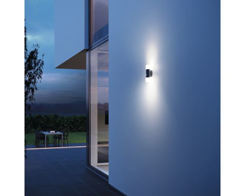 Utomhusvägglampa på en husvägg med modern arkitektur