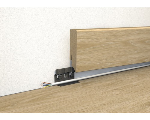 Golvlist med kabelkanal och monteringsklämmor för väggmontering