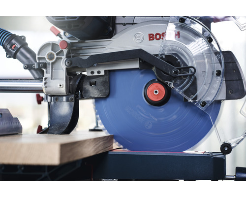 Bosch Logo på en kap- och geringssåg vid sågning av trä