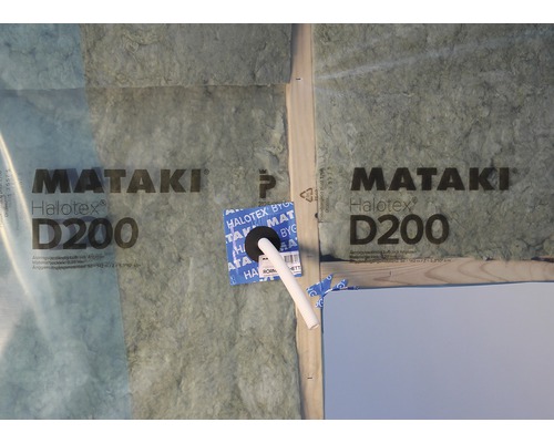 Detaljvy av väggisolering med Mataki Halotex D200 och en rörgenomföring