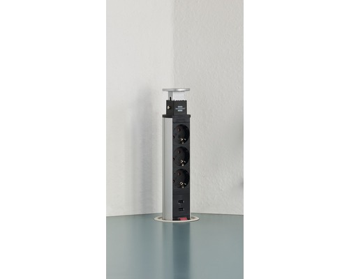 Infälld uttagslist med tre uttag och USB-portar