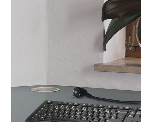 Skrivbord med infälld kontakt, tangentbord och strömkabel