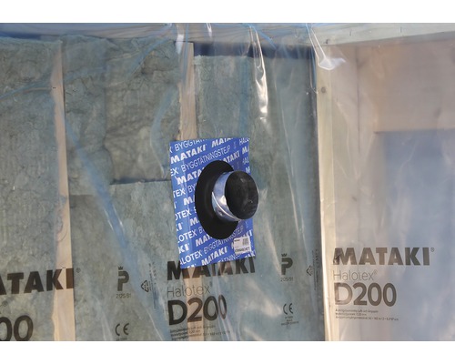 Detaljvy av Mataki Halotex D200 isoleringsmaterial med rörgenomföring