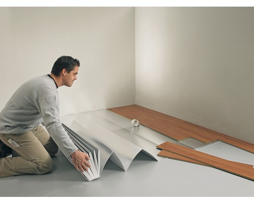 Man lägger laminatgolv med stegljudsisolering i rummet