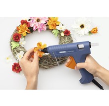 Dekorativ blomkrans dekoreras med limpistol