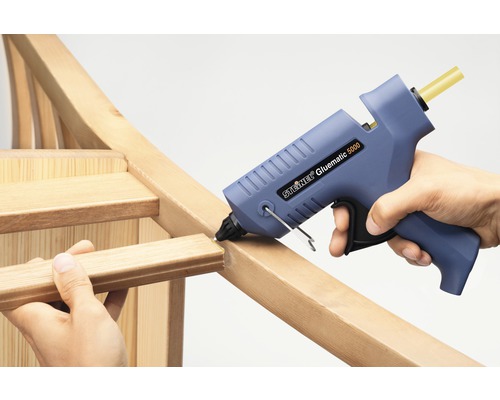 Smältlimpistol som limmar en träram