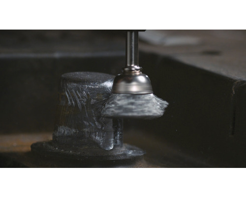 Stålborste under metallbearbetning