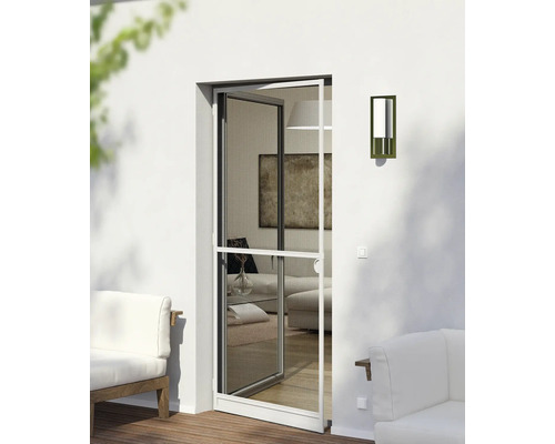 Öppen insektsdörr med utsikt över en terrass