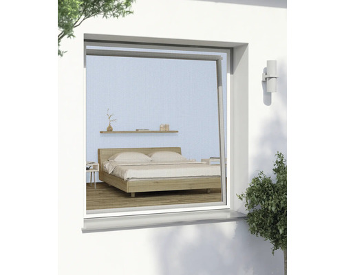 Insektsnät i fönstret med utsikt över ett sovrum