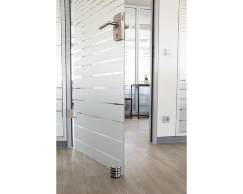 Öppen kontorsdörr i glas med handtag och horisontella ränder