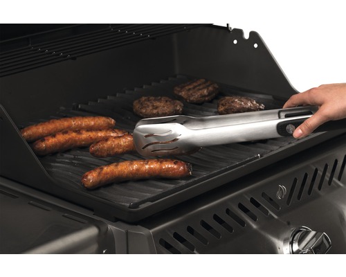 Grill med korvar, hamburgare och grilltång