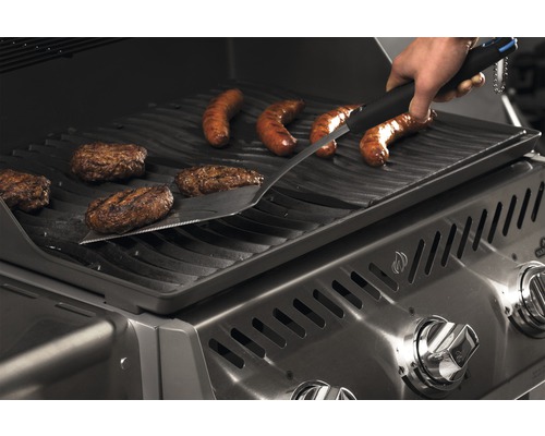 Grill med hamburgare, korvar och stekspade