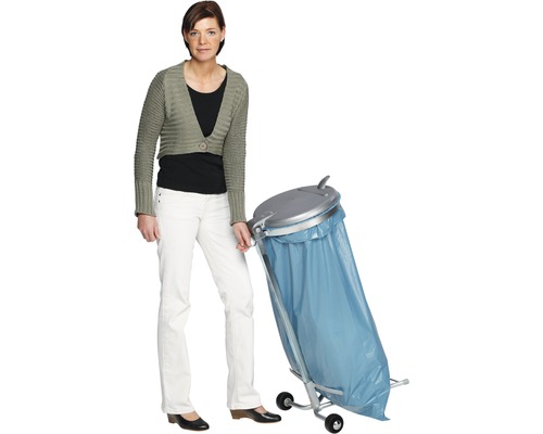 Kvinna skjuter en säckhållare med hjul och sopsäck