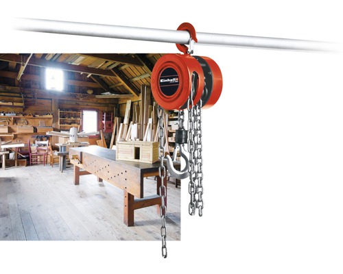 En kättingtelf från Einhell hänger i en verkstad med arbetsbänk.