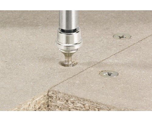 Träskiva med skruvar fästa med en skruvmejsel