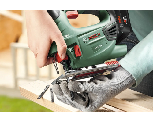 Bosch sticksåg PST 18 LI vid sågning av trä